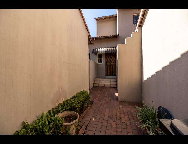 3 BEDROOM DUPLEX SOLD IN BRYANSTON